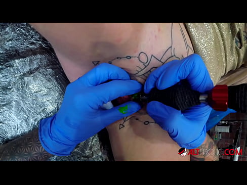❤️ Sully Savage-k izugarri tatuatu zuen klitorian tatuaje bat egin zuen Errusiar porno gurean eu.porn-93.ru ❌